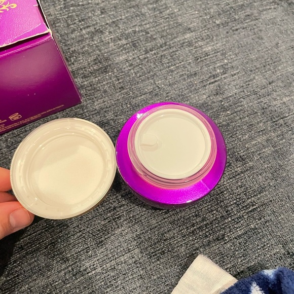 Younique Royalty Exfoliating Mask - Picture 3 of 3